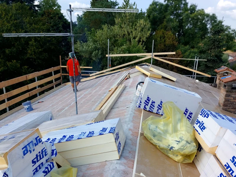 cantiere-per-villa-con-operaio-che-cammina